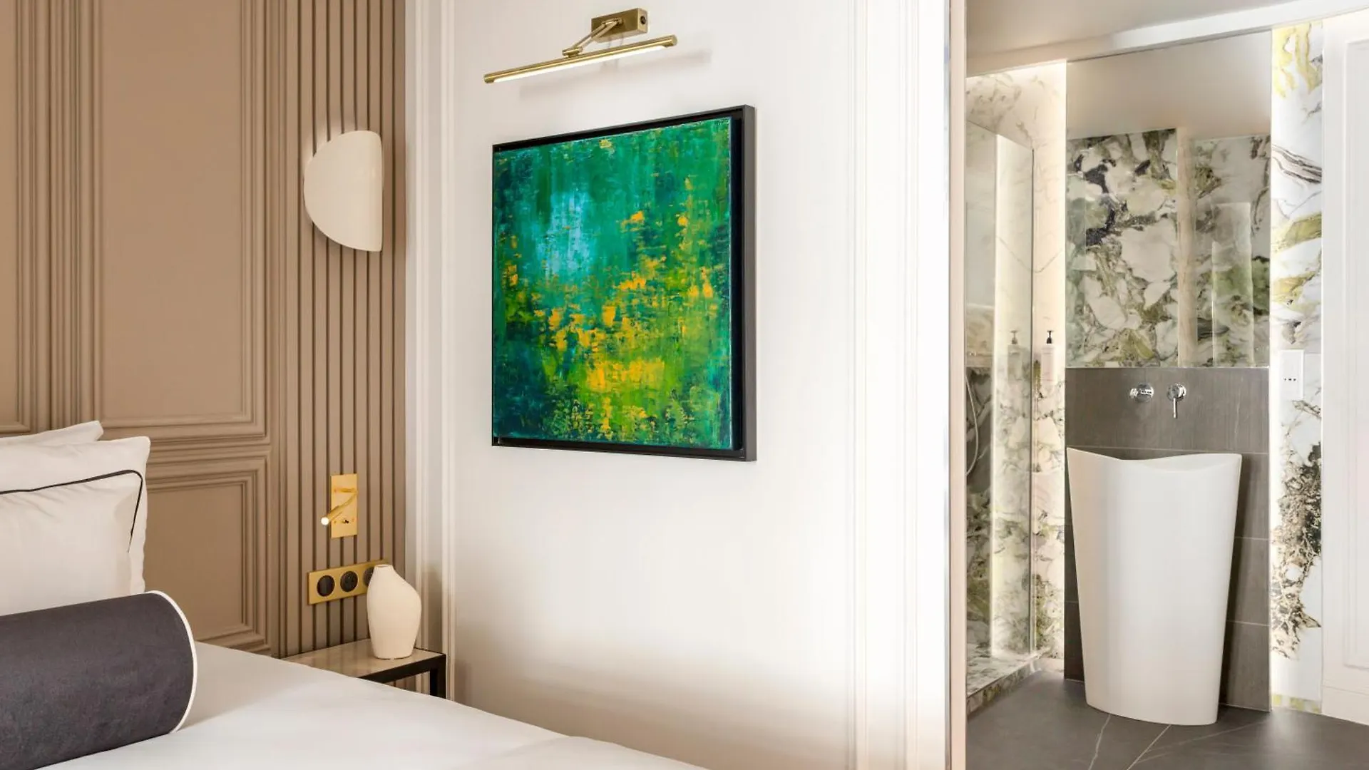 Merveil - Signature Suite -Tour Eiffel-Grenelle II Paris France